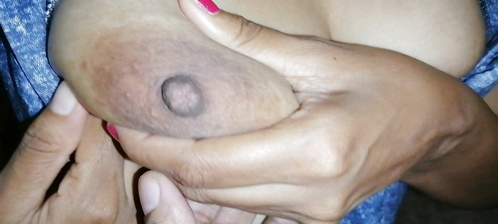 Miya White: Anne 淫荡的金发婊子在上面把一个玩具插入她的阴户