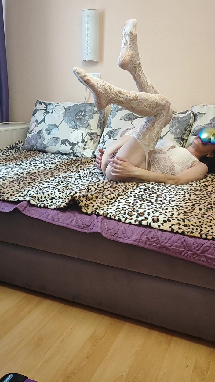 Hotlia: Une femme mariée s’écarte la chatte devant les invités de...