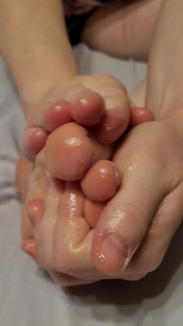 On cloud 69: Cewek sange ini lagi asik ngusap memeknya di atas kasur...