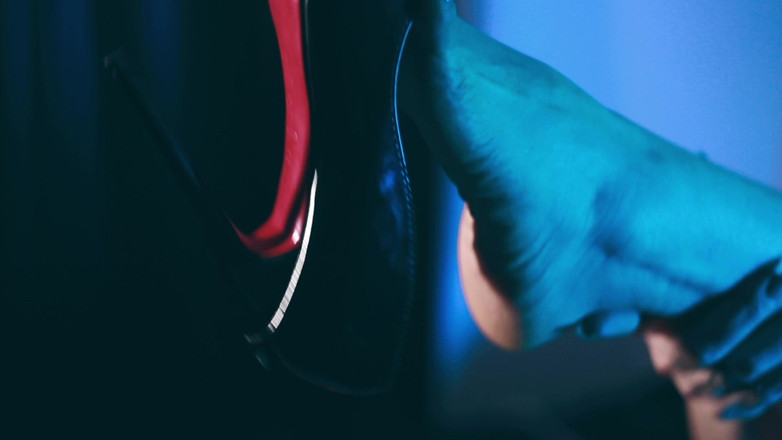 MariLou Moreira: Auf einem Rieseneinhorn-dildo hüpfen