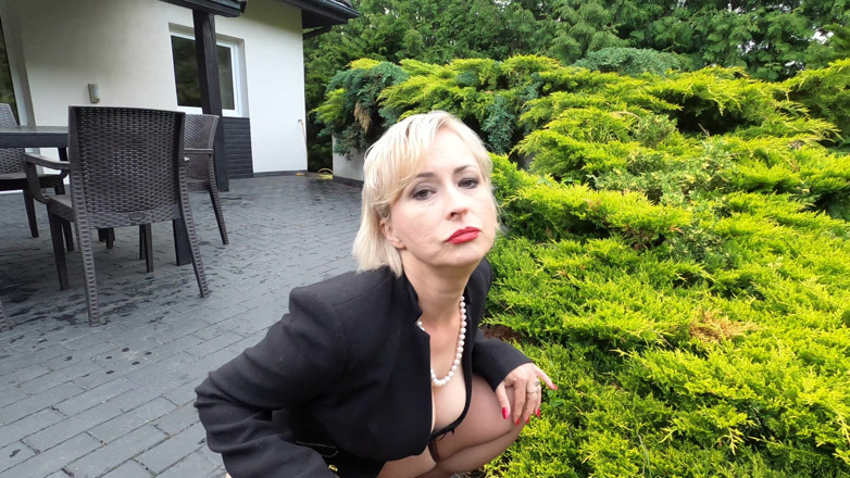 Wanilianna: Golden shower in the garden