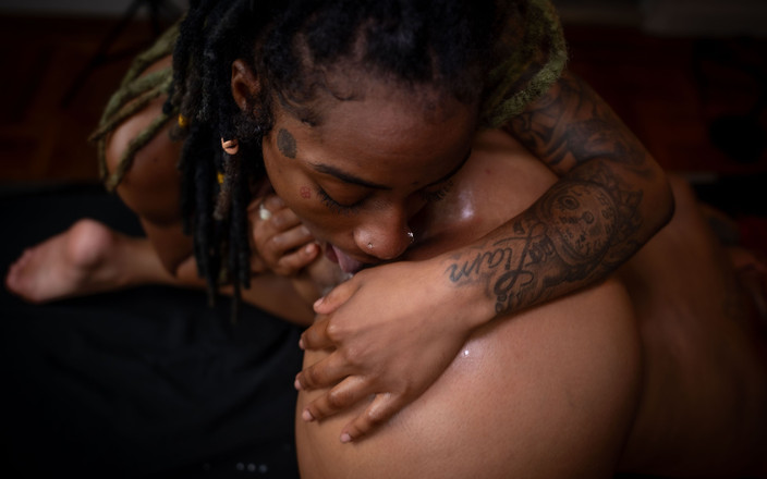 Exxxtra Kynky: Dívka na dívce hrátky s kundičkou a plácnutím zadku