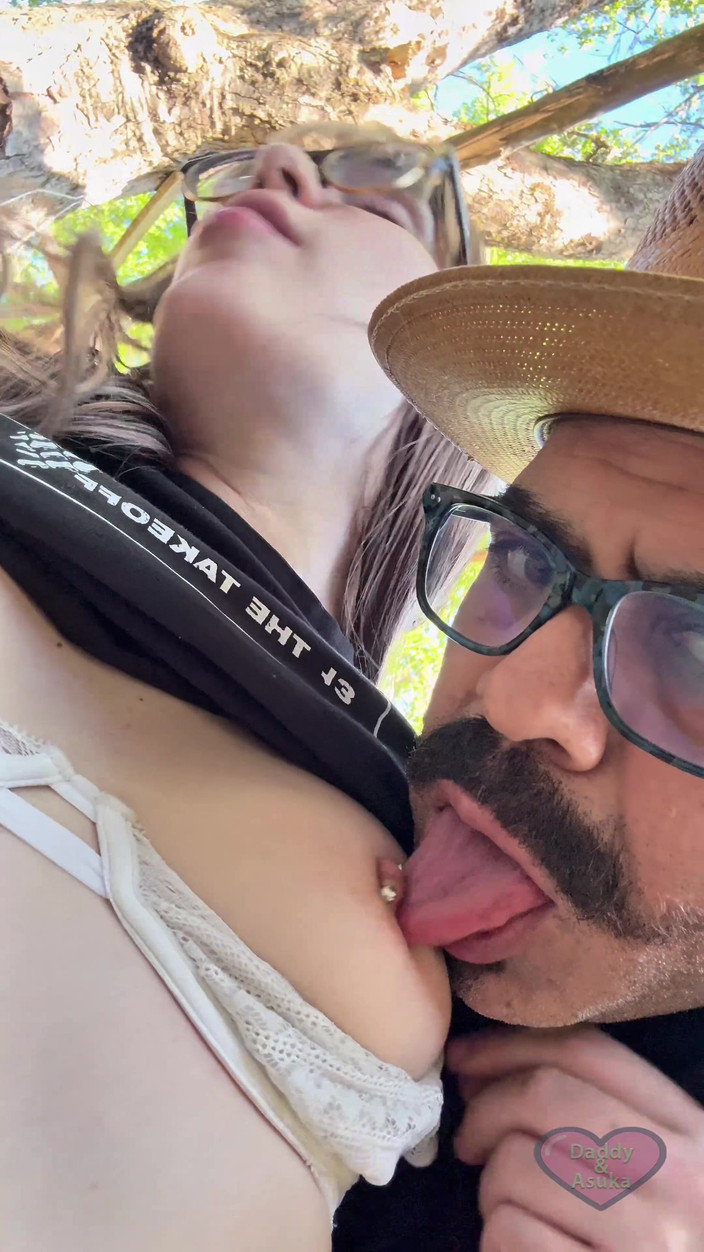 Daddy and Asuka: 야외에서 서로 빨아주는 섹시한 아빠와 아기.