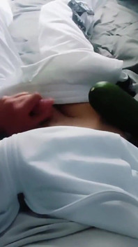 Ragazzo magro si masturba e mangia il suo sperma