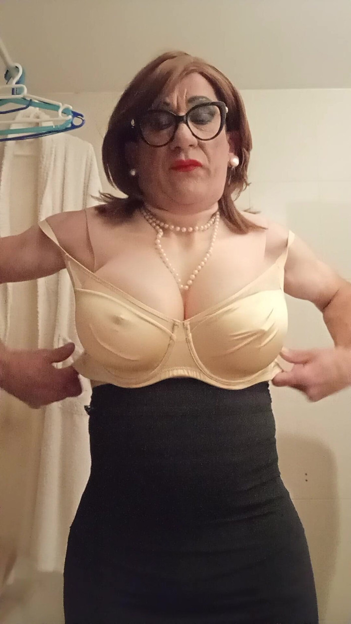 Yusti: Sich vor dem Spiegel anziehen