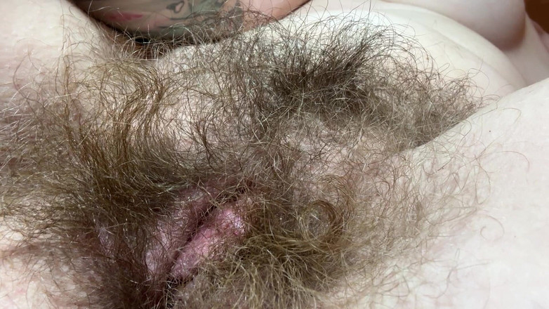 Cuteblonde666: Duştan sonra kıllı büyük klitorisini ovuyor