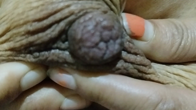 Anar Kali: Wanita hot ini lagi asik fingering memek dan toket aduhainya...