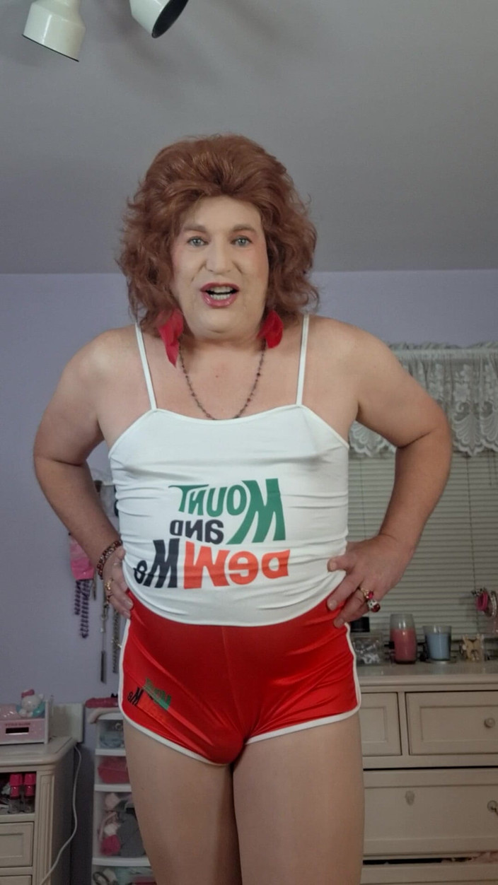 Victoria Lecherri: 我作为变性热辣人妻的秘密生活！