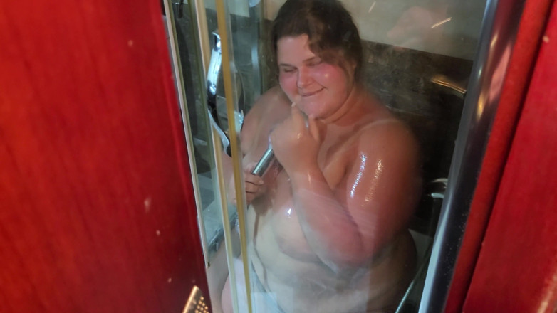 Peach Desert: Massive cumshot for a tanned chubby hottie in the shower