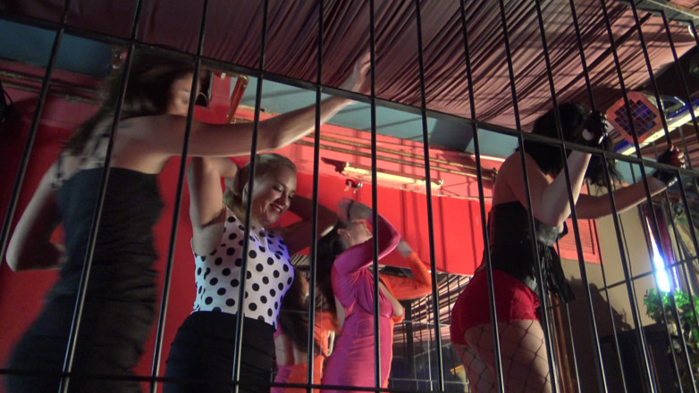 Femdom Austria: Trampning hoppshow i fetischklubben!