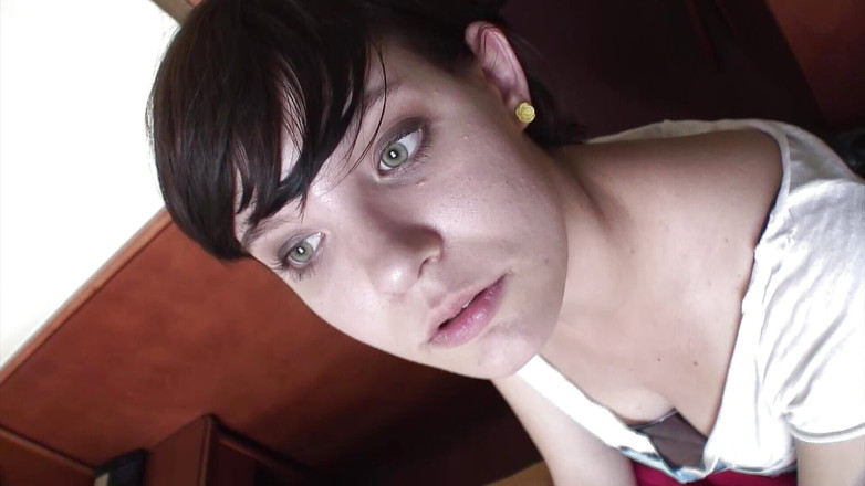 Deutsche XXX Filme: Krátkovlasá německá dívka potěší její oholenou kundičku se svou skleněnou...