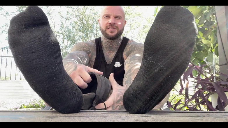 Jasons feet: Baru balik dari gim dan saya duduk di belakang rumah