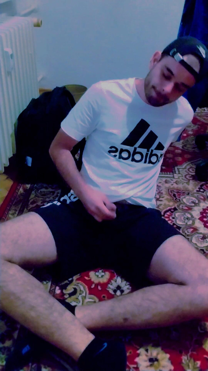 jerkofflover: Melancap di atas lantai