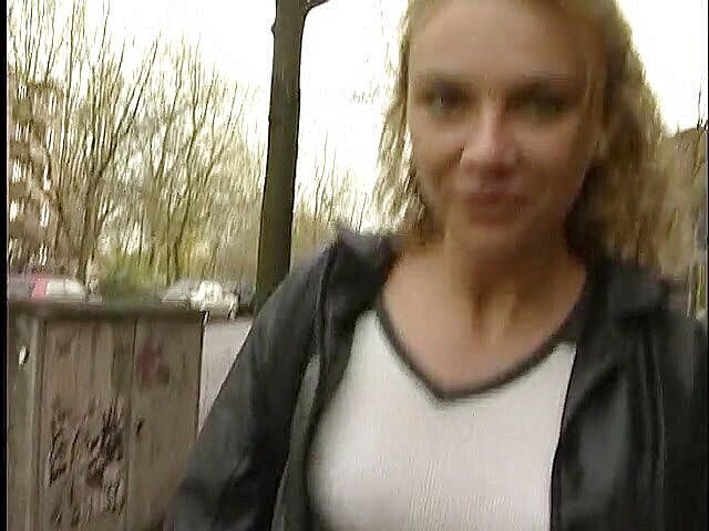 Lucky Cooch: Chica sexy entrevistada en la calle