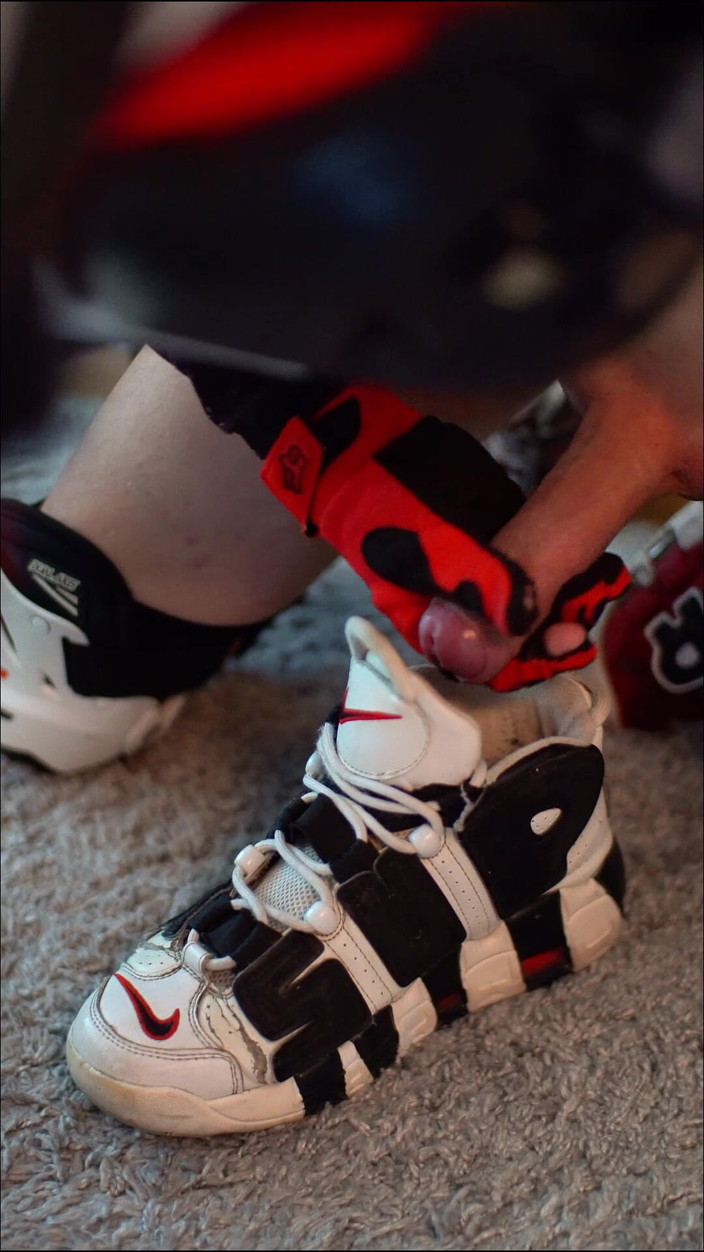 Sneakersmax98: 내 좋아하는 운동화 속의 자지