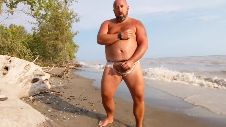 Skin and earth: Tombul ayı, yırtık ıslak külot, çıplak plaj mastürbasyonu (skinandearth)