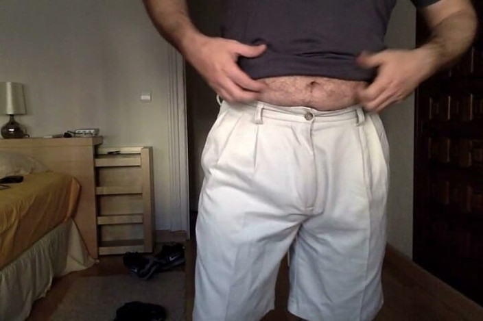 Hairy Guy Portugal: Mi stanno vestindo per uscire d'estate