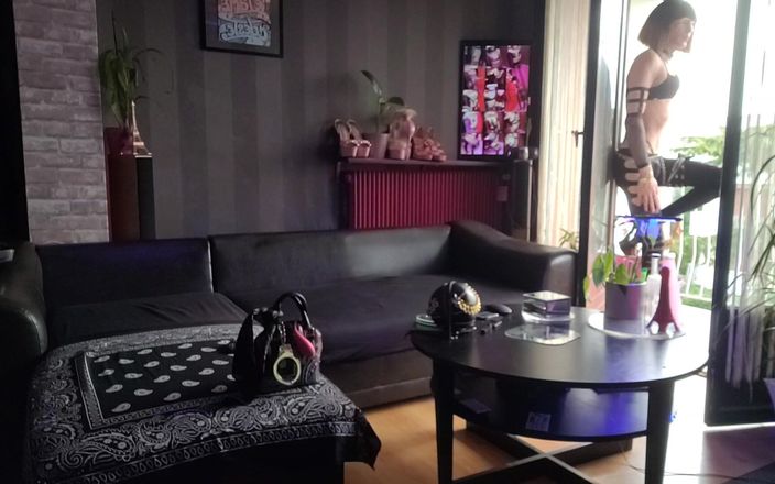 VaneSsa BiTCHx: La exhibición de la pantera negra en el balcón