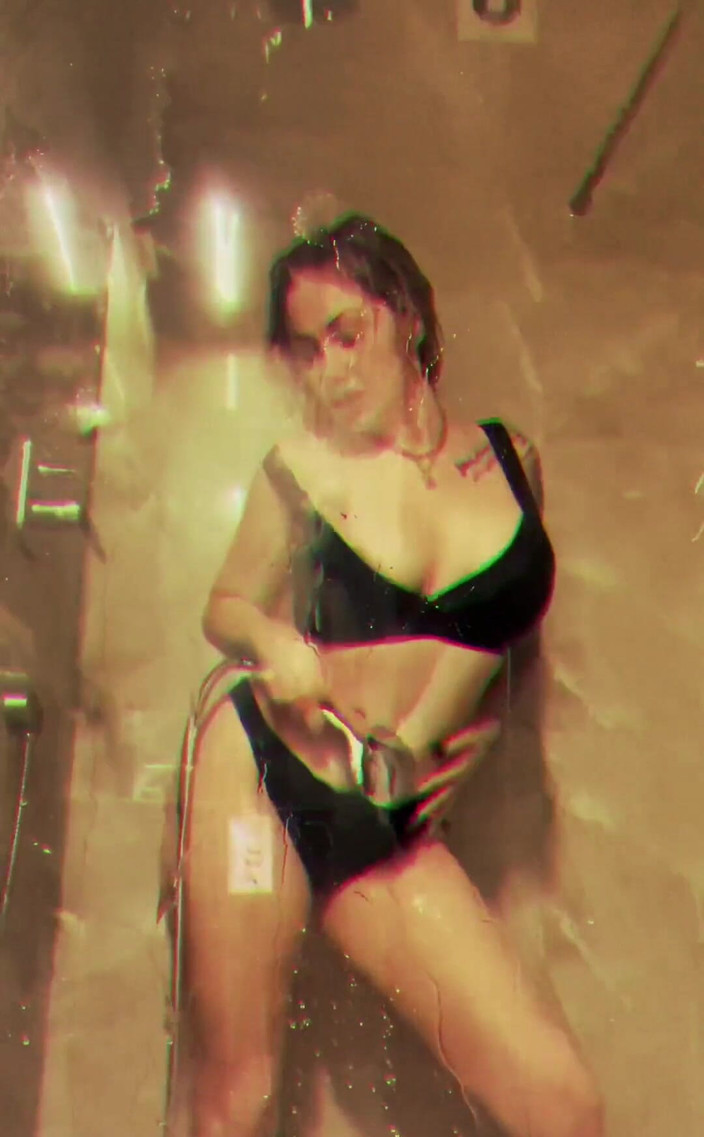 Goddess Misha Goldy: Готова побачити це в повному розмірі і втратити голову над моєю мокрою оголеною красунею? Тоді приготуй свій гаманець, чувак!