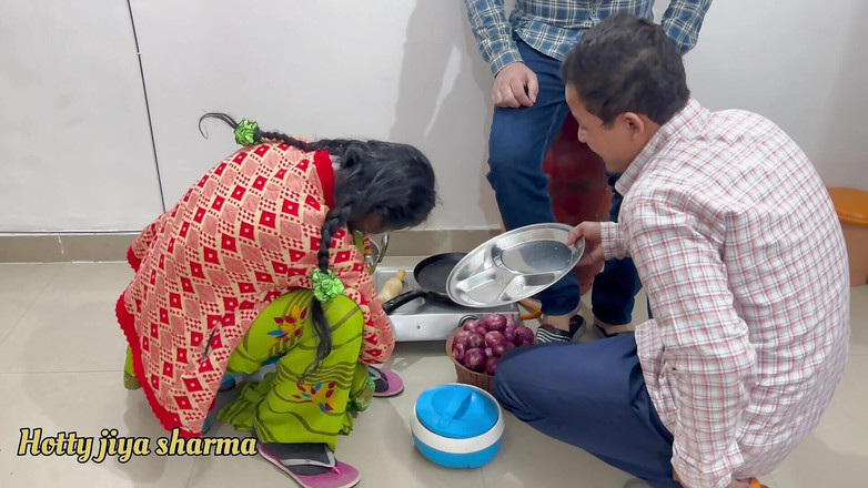 Desi Club House: Первый секс с бхабхи на кухне с сексом в тройничке Двух Dever