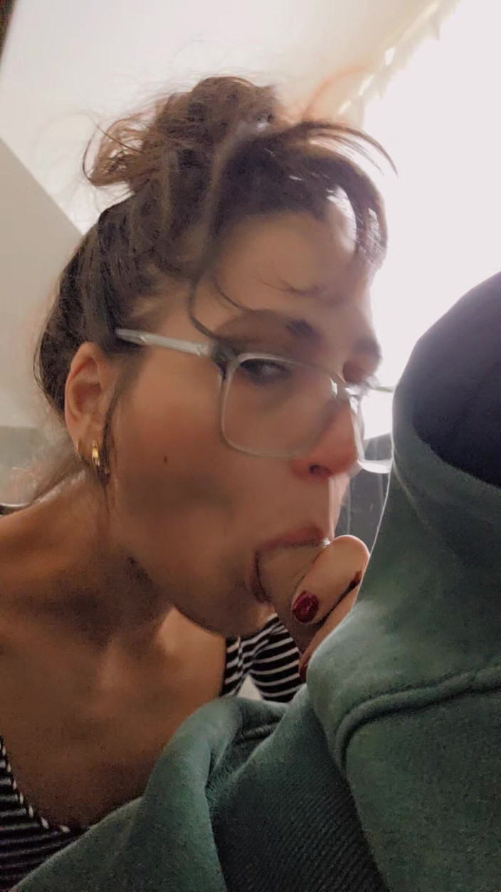 W33D PORN: 米娜·贾维德吹得很酷——纯粹是吸吮!