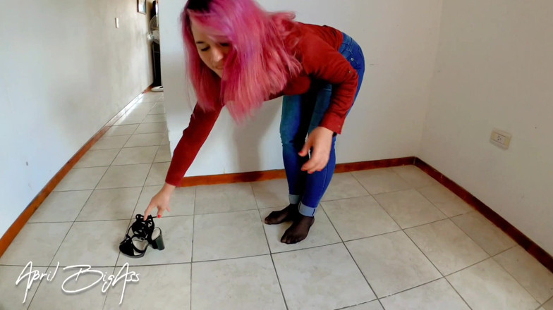 April BigAss: Pee and piss in my body and pant