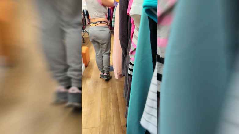 JessieHH: 쇼핑하는 동안 나를 핑거링하고 엿보는 그를 붙잡다