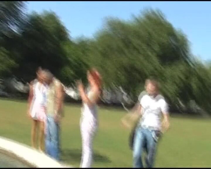 Deutsche Camgirls: Возбужденный чувак трахает двух удивительных немецких крошек на улице