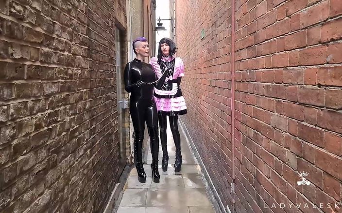 Lady Valeska femdom: Une tapette se fait mener dans les rues de Londres