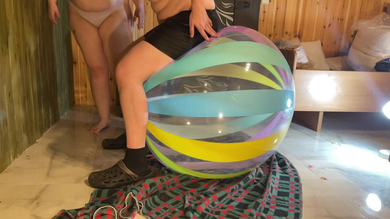 BeachBallsDuo: Dvě obrovské 42 a 48 beachballs rozdrceny pod našimi 200 kg!