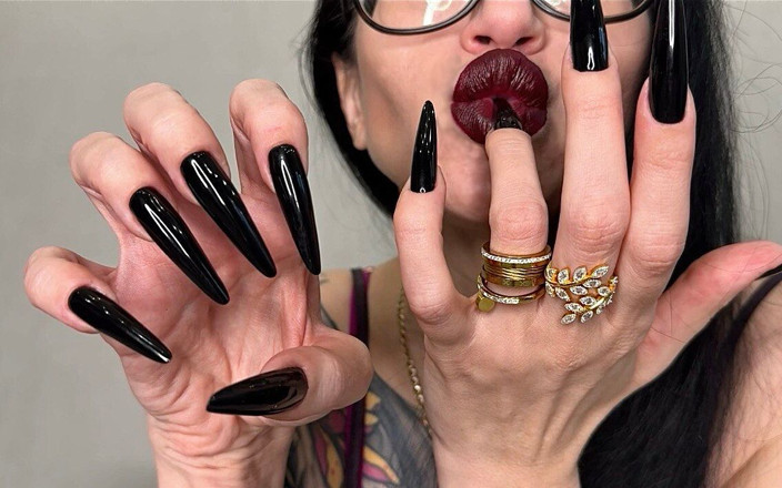 Julia domaina: Adoración de uñas largas negras, garras afiladas, dedos y manos...