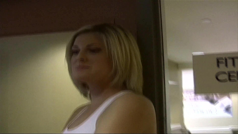 Femdom Sex: Bionda rimorchiata al bar