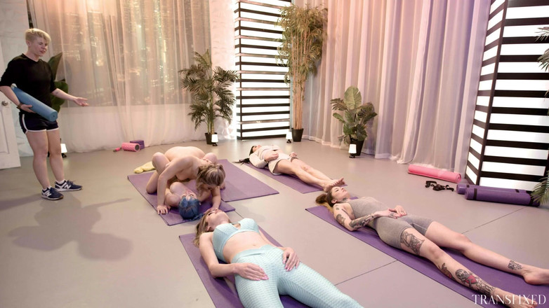 Transfixed ADULTTIME: Transfixed - Emma Rose, professeure de yoga trans chaude, baise Jewelz...