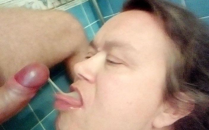 Sex hub couple: Johns ejaculează pe Jens Tounge la duș