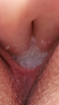 Memek becek cewek ini di-fingering ekstrem - closeup sampai orgasme