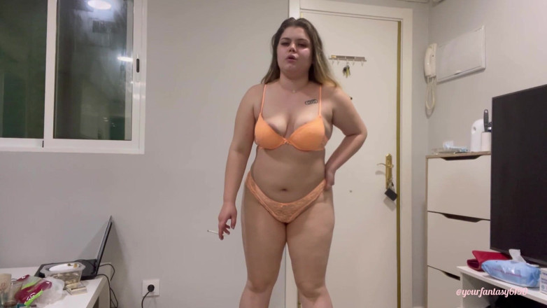 Your fantasy studio: Fumer et péter en lingerie