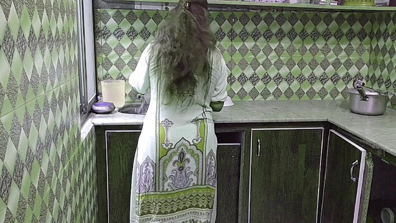 Pakistani CoupleX: Indian Desi Stepaunty Kitchen Mai Kam Kr Rahi Thi Pati...