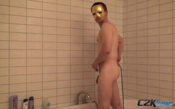 C2K Boys: Niels - video casting di kamar mandi