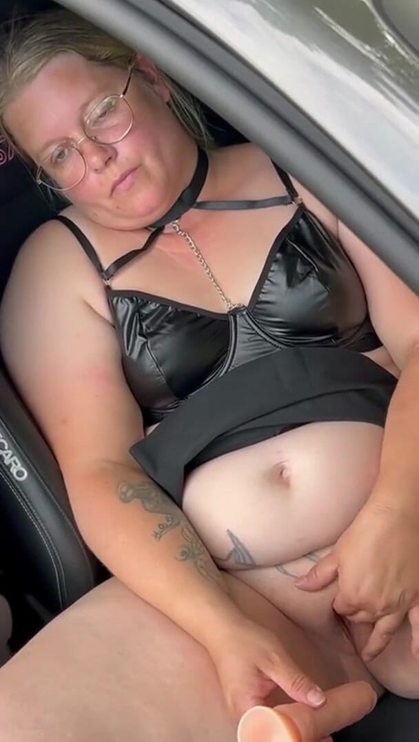 Hotcurvy82: Masturbation with a Dildo in the Car