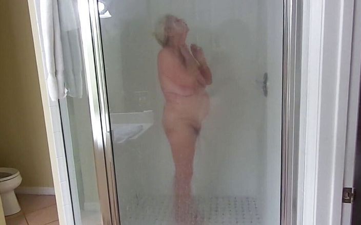 BBW nurse Vicki adventures with friends: Sexy nonna bionda matura fa una doccia mentre filmavamo la...