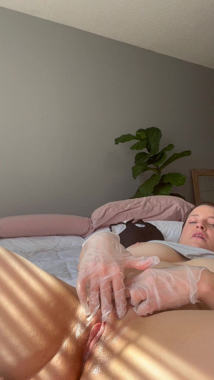 Avril Showers: MILF demos klitorální orgasmus w latexová rukavice