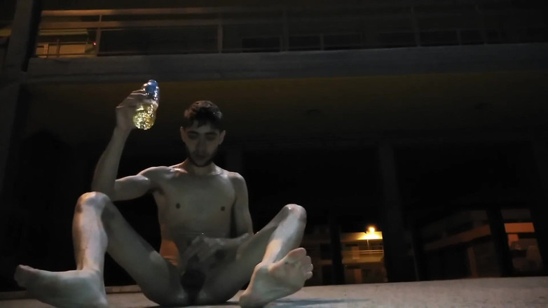 Dan Eagle: Cewek ini lagi asik kencing di kamar mandi sampai muncrat