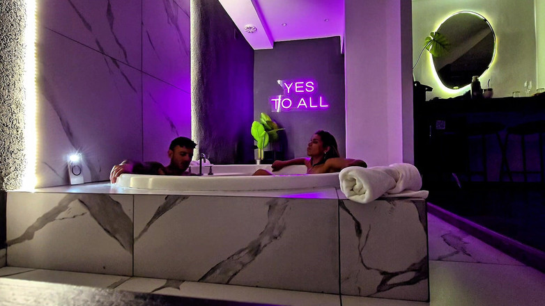 Young big apple: 모텔 자쿠지에서 카메라 뒤에서. 자위와 섹스.