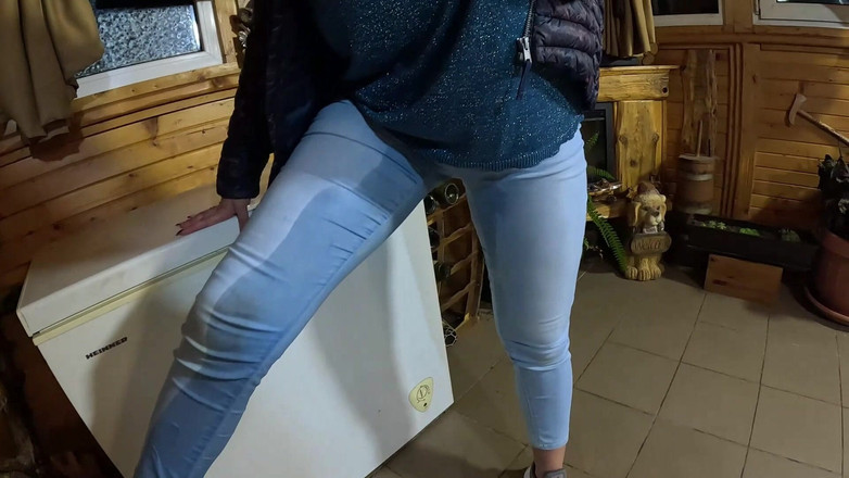 MilfyCalla: Верблюжья лапка милфа танцует, соблазняет и писает в ее джинсах - мокрая фетиш-фантазия 335