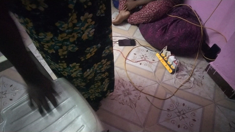 Tamil lesbian: Une desi tamoule fait du dirty talk à la maison