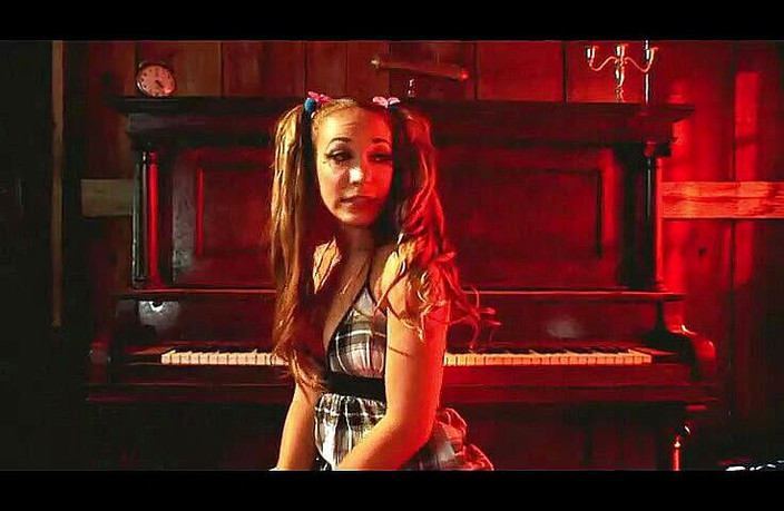 Slutty Teenies: Возбужденную блондинку трахают, пока их связанная телочка сидит рядом с ней