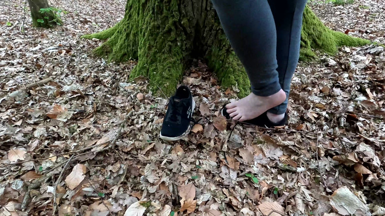 Bouncy Tits Action: Barefoot and Topless Titslapping - 10,20,30,40, Beats