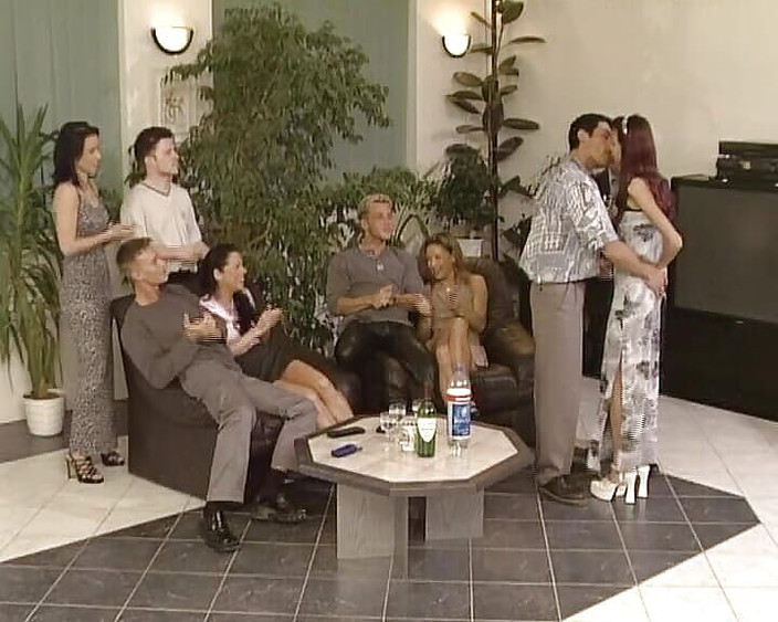 Deutsche Camgirls: Quatre bombasses allemandes superbes se font baiser par des mecs...