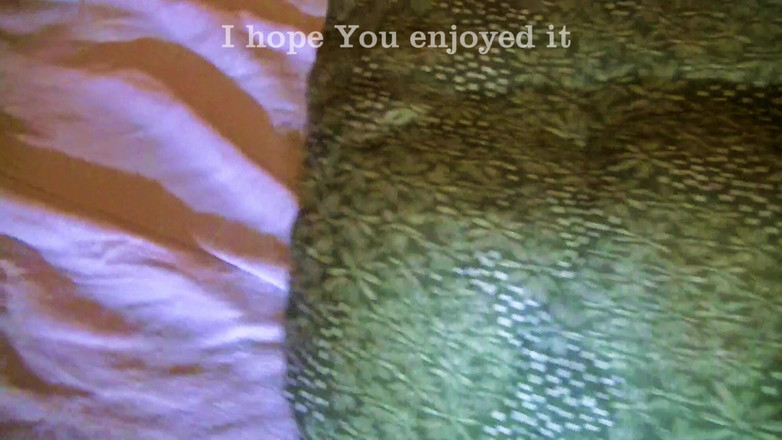 Mark Hannes: Гола мастурбація на горбі в ліжку