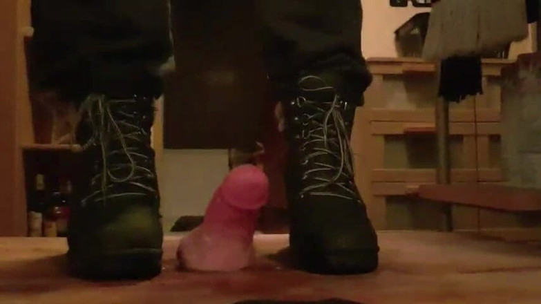 ironball1983: POV Pisoteando y pisando fuerte con botas - Footjob y aplastamiento...